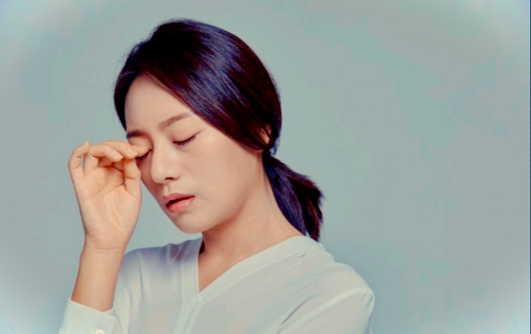 눈떨림 으로손으로 눈을 만지는 여인 사진