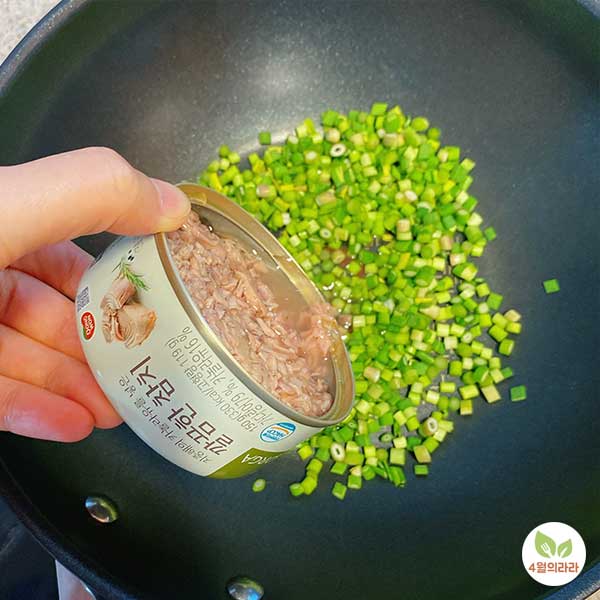 마늘쫑에-참치캔-기름을-넣는-모습