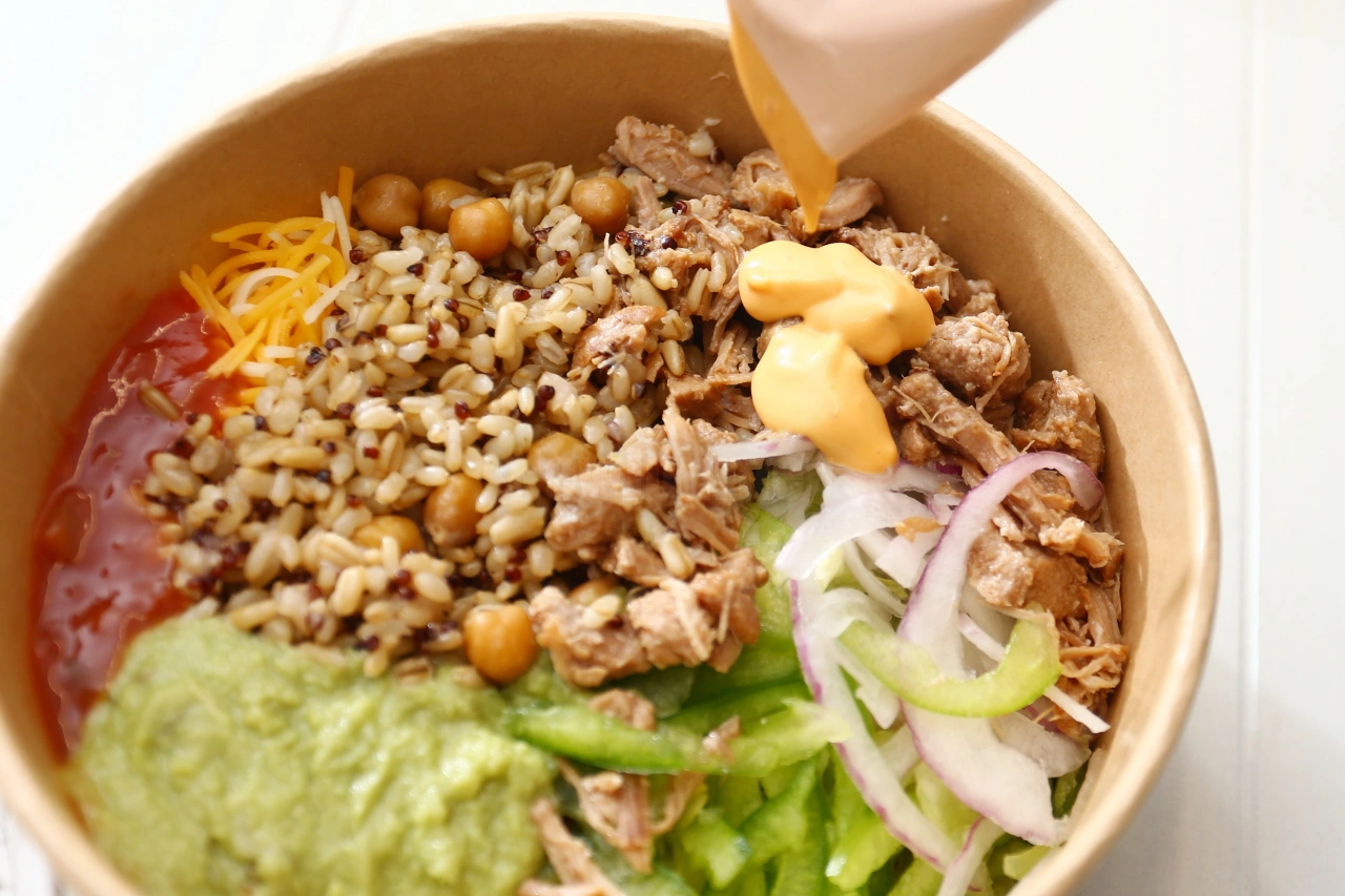 서브웨이 그레인 샐러드 치폴레소스 뿌리기 Subway grain salad chipotle sauce pouring