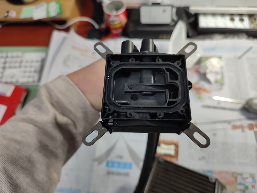 수랭쿨러 모터를 분해해보고 있습니다.