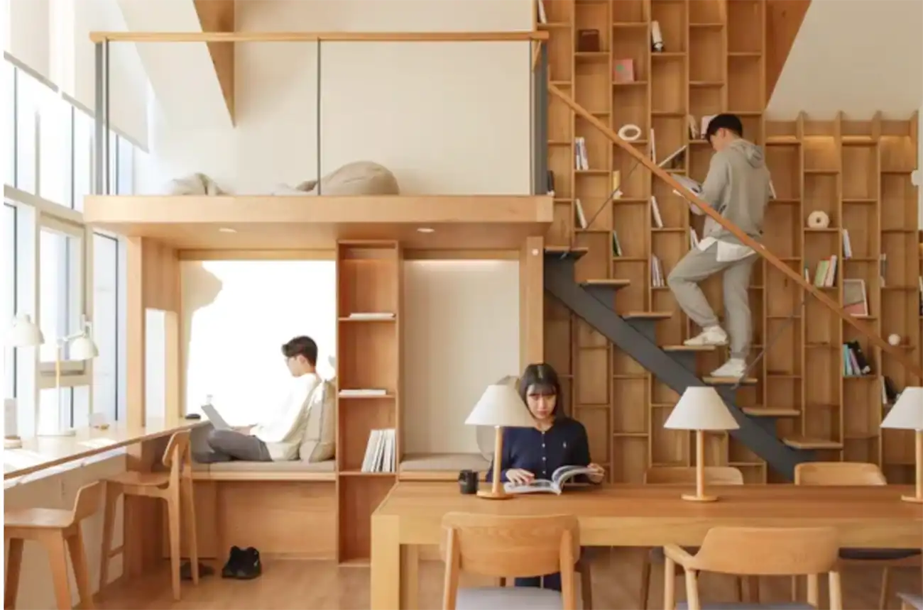 코리빙하우스-홈즈컴퍼니-공유라운지-책읽는여자-노트북하는남자