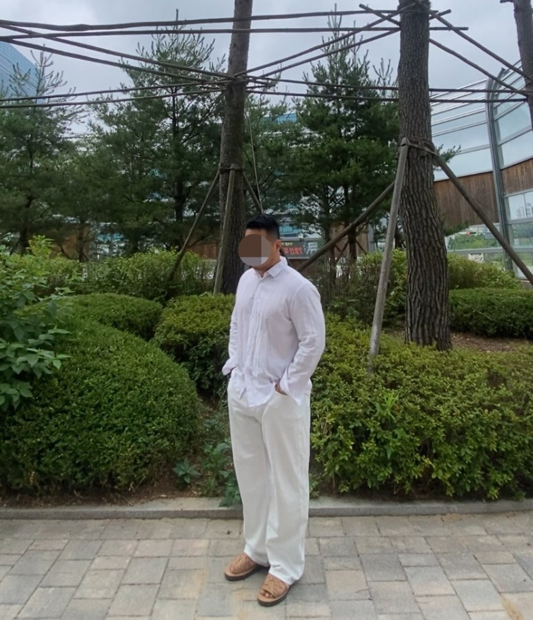 데일리룩('26. 7. 5.)무신사스탠다드 와이드 텐센 린넨셔츠 화이트, 무신사스탠다드 린넨라이크 와이드 데님팬츠 화이트, 츄바스코 샌들, 섹스토 팔찌, 서지컬스틸 팔찌