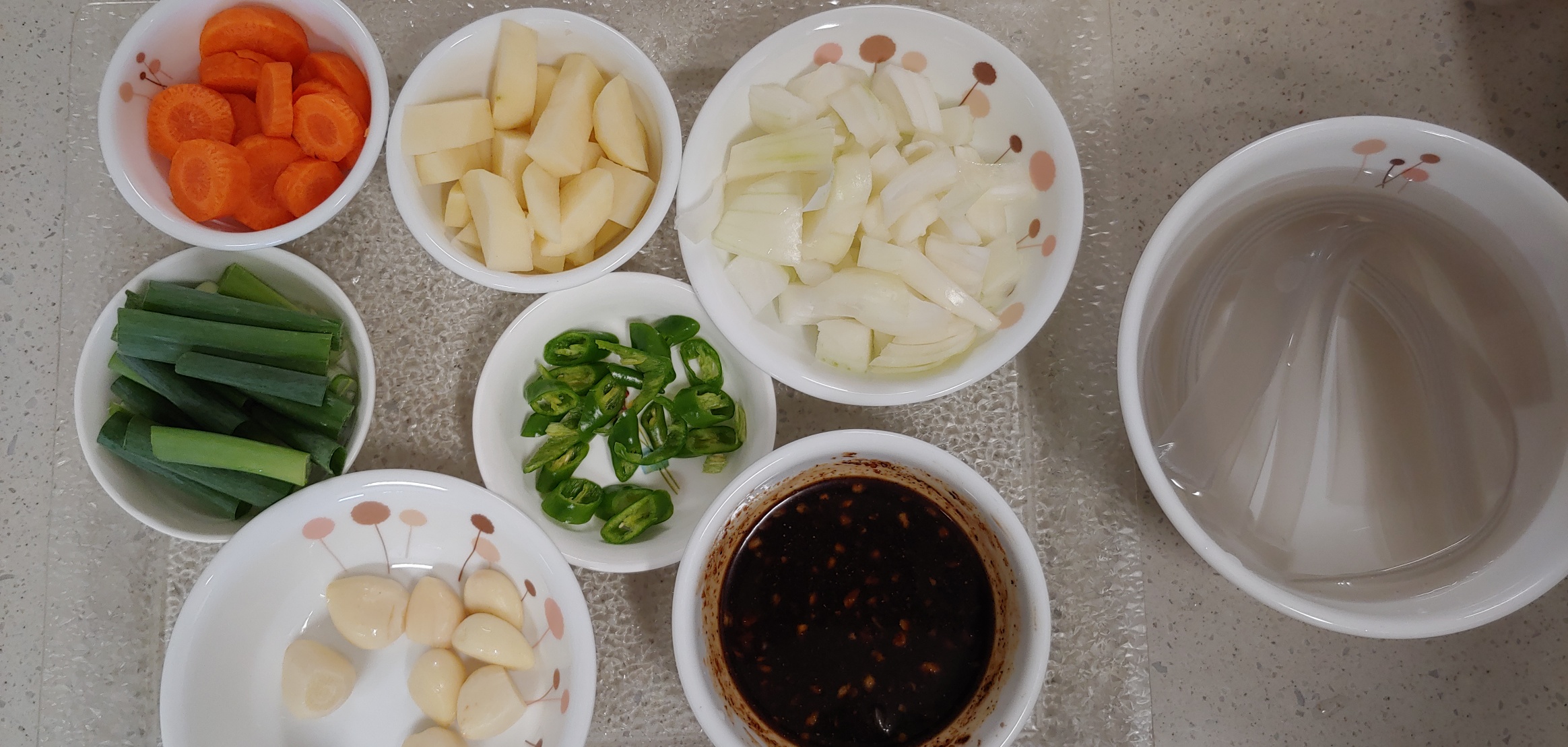 이번엔 재료들을 미리 썰어놨네요.