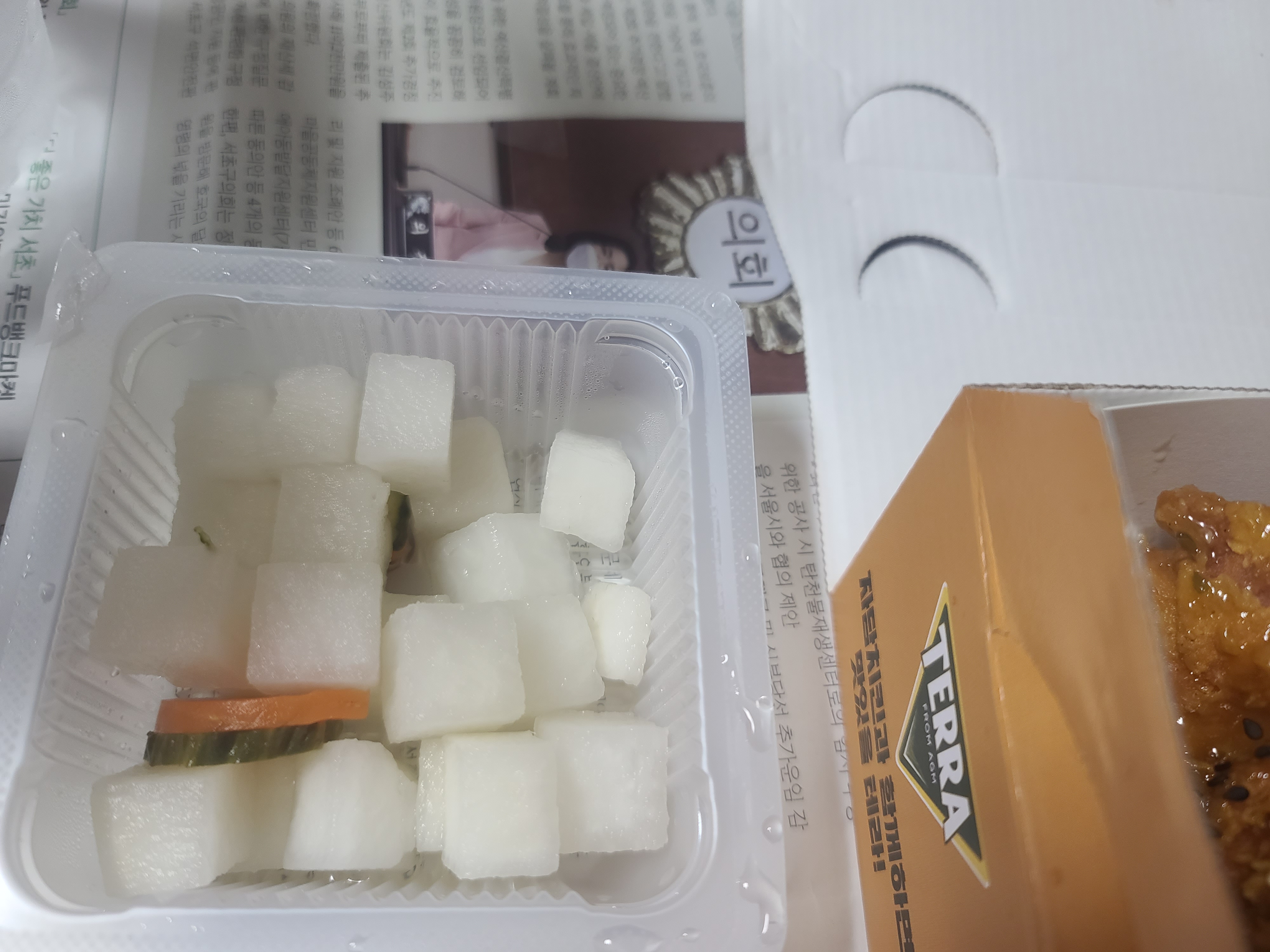 하얀 무조각 사이로 얇게 썬 당근과 오이 조각이 함께 들어 있다.