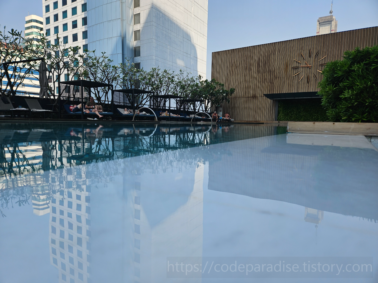 ํธํ
์ฌ์ง