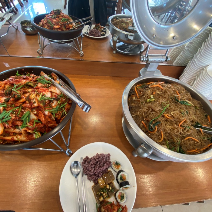 김치겉절이와 잡채가 있습니다.