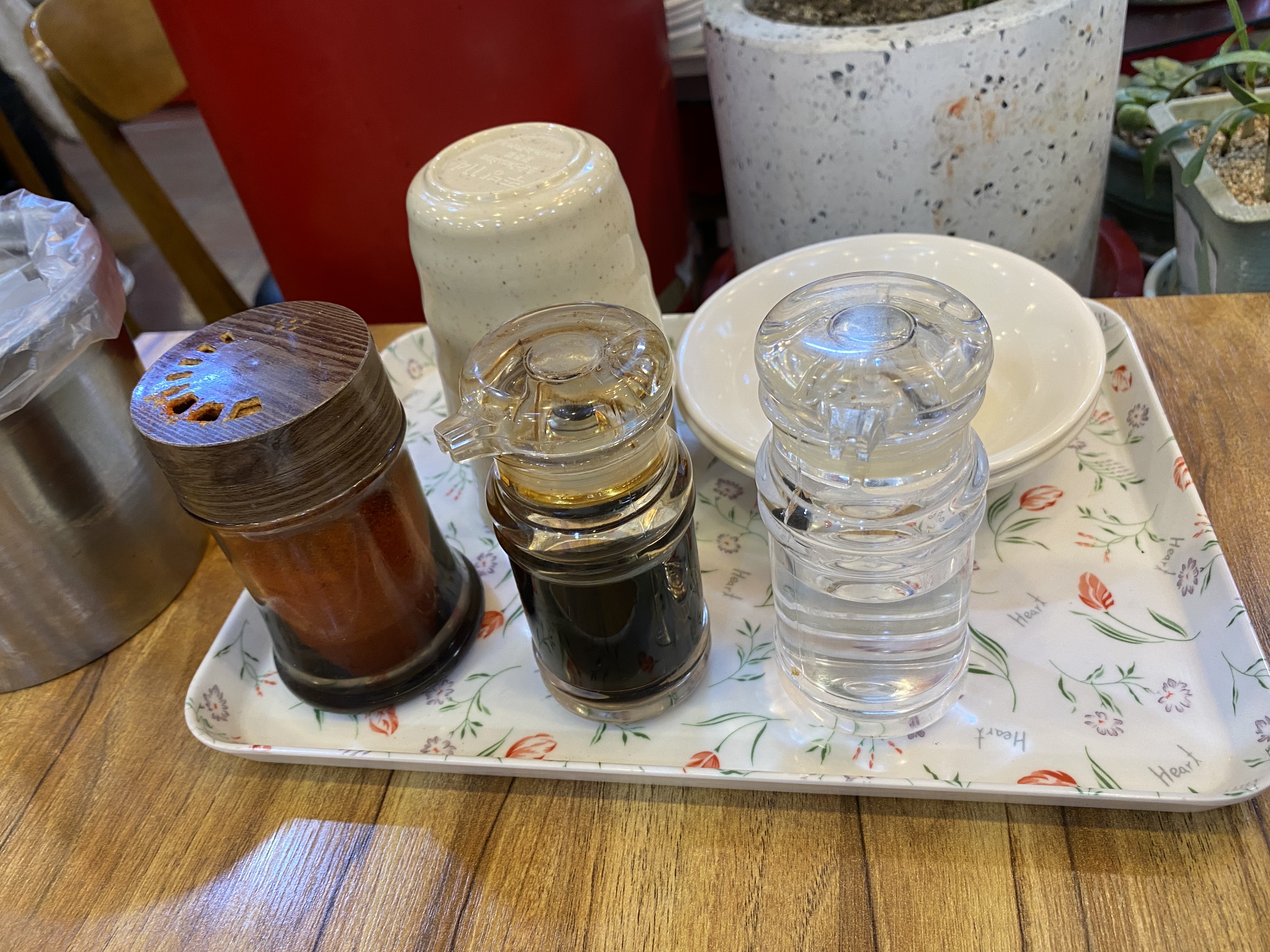 고춧가루, 간장, 식초 통