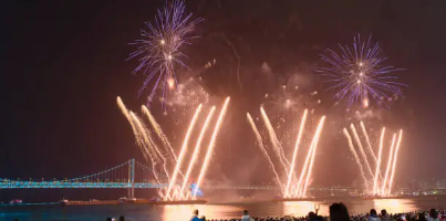 광안대교가 보이는 광안리 바다에서 한여름 쇼