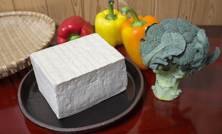 이석증에 좋은 음식 두부가 토기 그릇에 담겨 있다