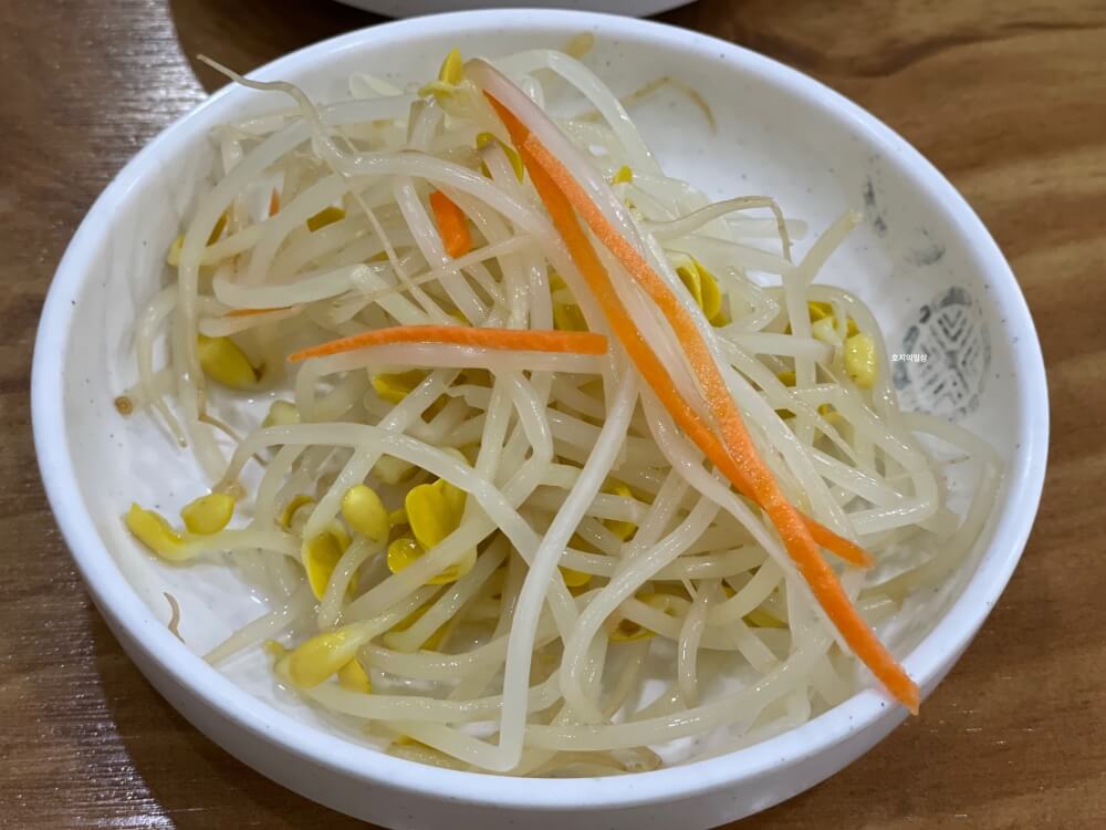 수원 제철 해산물 맛집 천포 - 기본찬 데친 콩나물