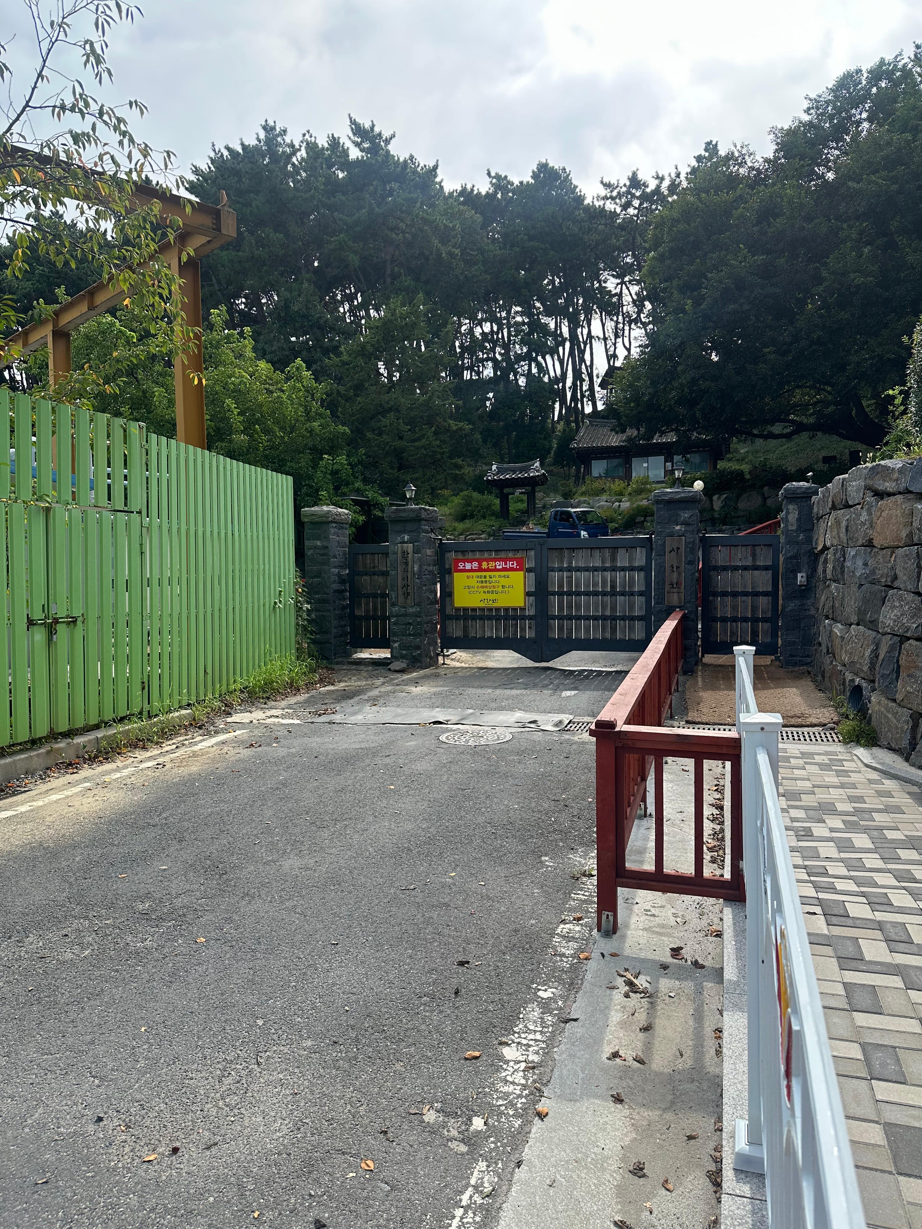 Travel Review 2: Boryeong, Daecheon, and Muchangpo in Chungnam, Korea (Family Travel Destination Recommendation, Muchangpo Beache Palace, Mudflat Experience, Sky Bike Price &amp; Duration, Daecheon Restaurants &amp; Lunch Spots, Daecheon Beach, Stunning Sunset, Closed Sanghwawon, Daecheon Port Fish Market, Useong Fisheries, Suyeonho Fisheries, Muchangpo Beache Palace, Ocean View, Lodging with Kitchen Facilities, Muchangpo Pension)