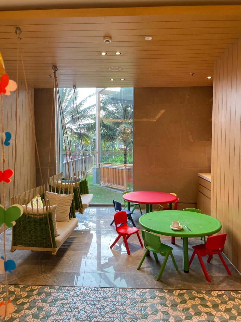 나트랑 모벤픽 리조트 - 파노라마 조식당 키즈 좌석