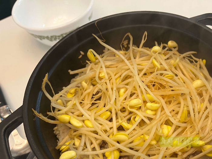 솥밥위에-콩나물이-가득함