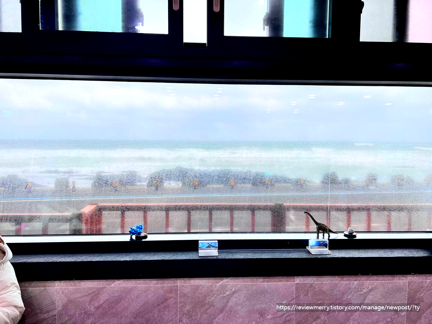 내부에서 보이는 바다 뷰