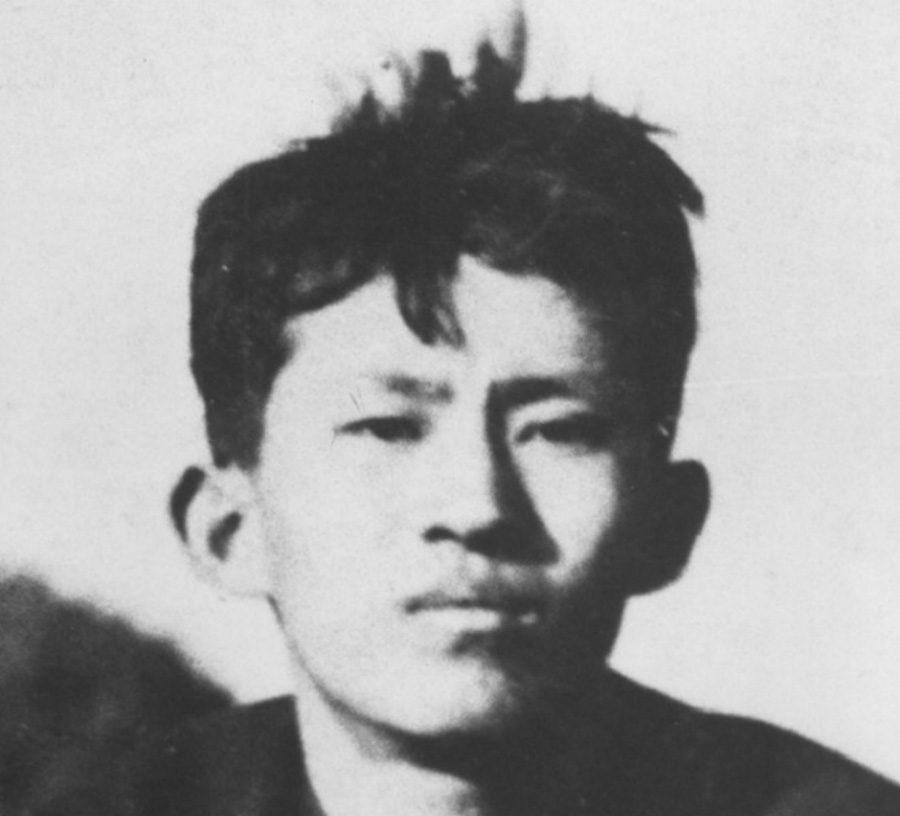 일제강점기 시대에 희대의 천재 시인인 이상의 얼굴을 정면에서 찍은 흑백 사진