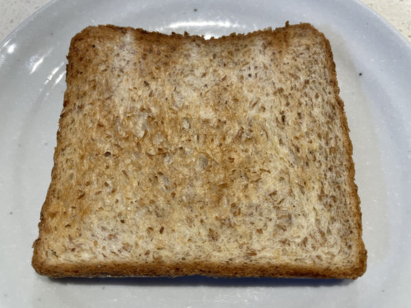 아보카도 샌드위치 만들기에 필요한 통밀빵 식빵 1장