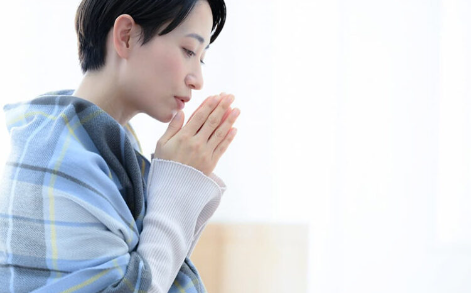 손이 시려운 여성