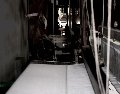 직조기를 사용하여 캐시미어 원단 제작 모습