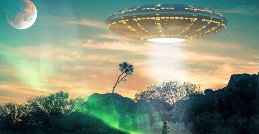 달이 떠있는 하늘에 외계 비행접시가 서있는 사람에게 광선을 비추고있는 그림