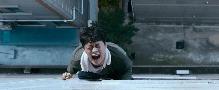 옆집으로넘어가기위해창문으타고있는찬우