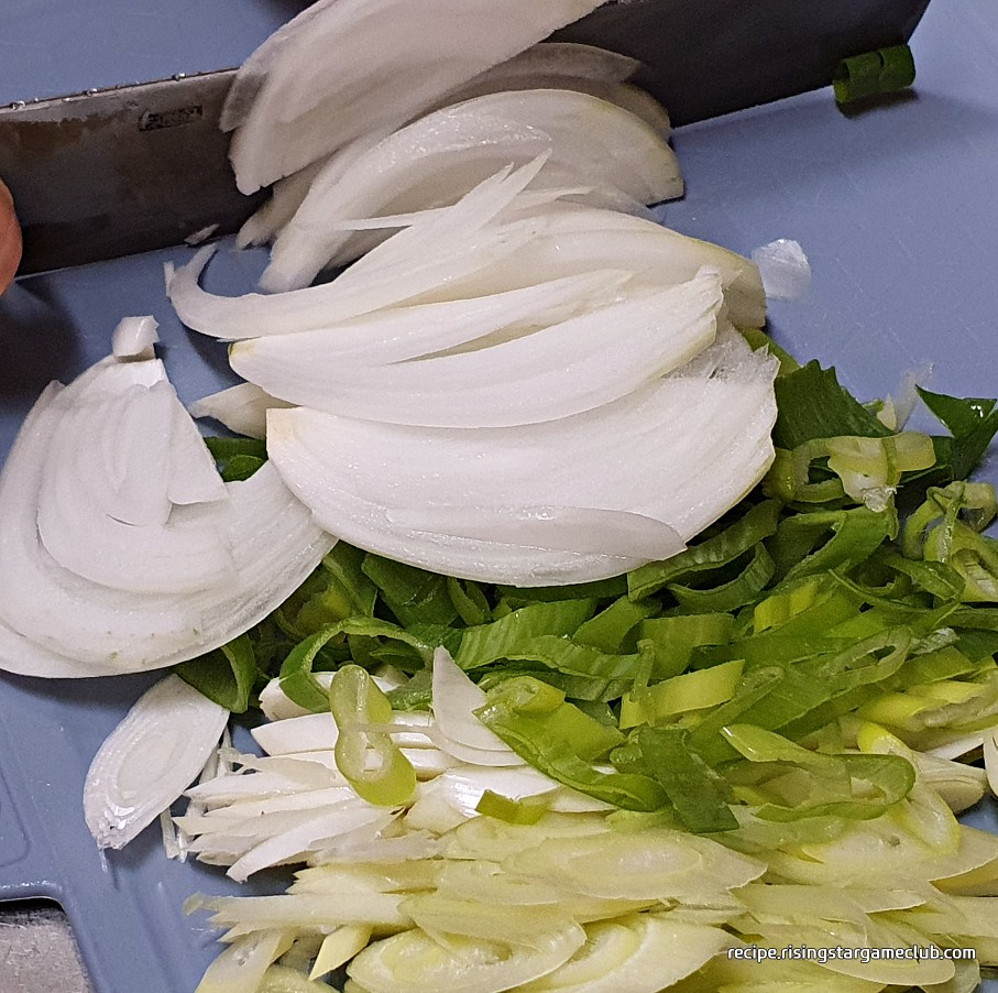 배추겉절이 양념으로 들어갈 양파를 채 써는 사진