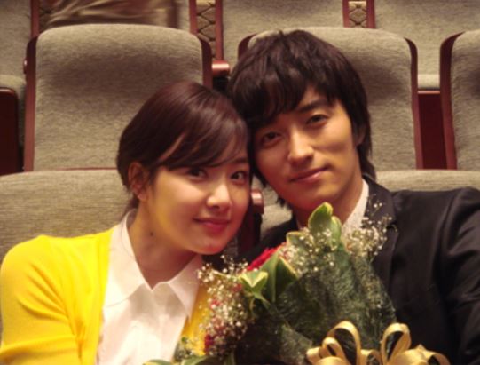 연인이 되기 전&amp;#44; 드라마 촬영장에서 함께 호흡을 맞추며 친근하게 웃고 있는 배우 소이현과 인교진의 모습