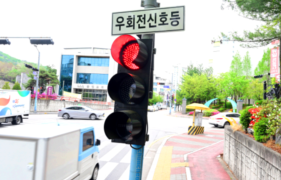 교차로에 설치된 우회전 전용 신호등이 적색등을 밝히고 있는 선명한 사진