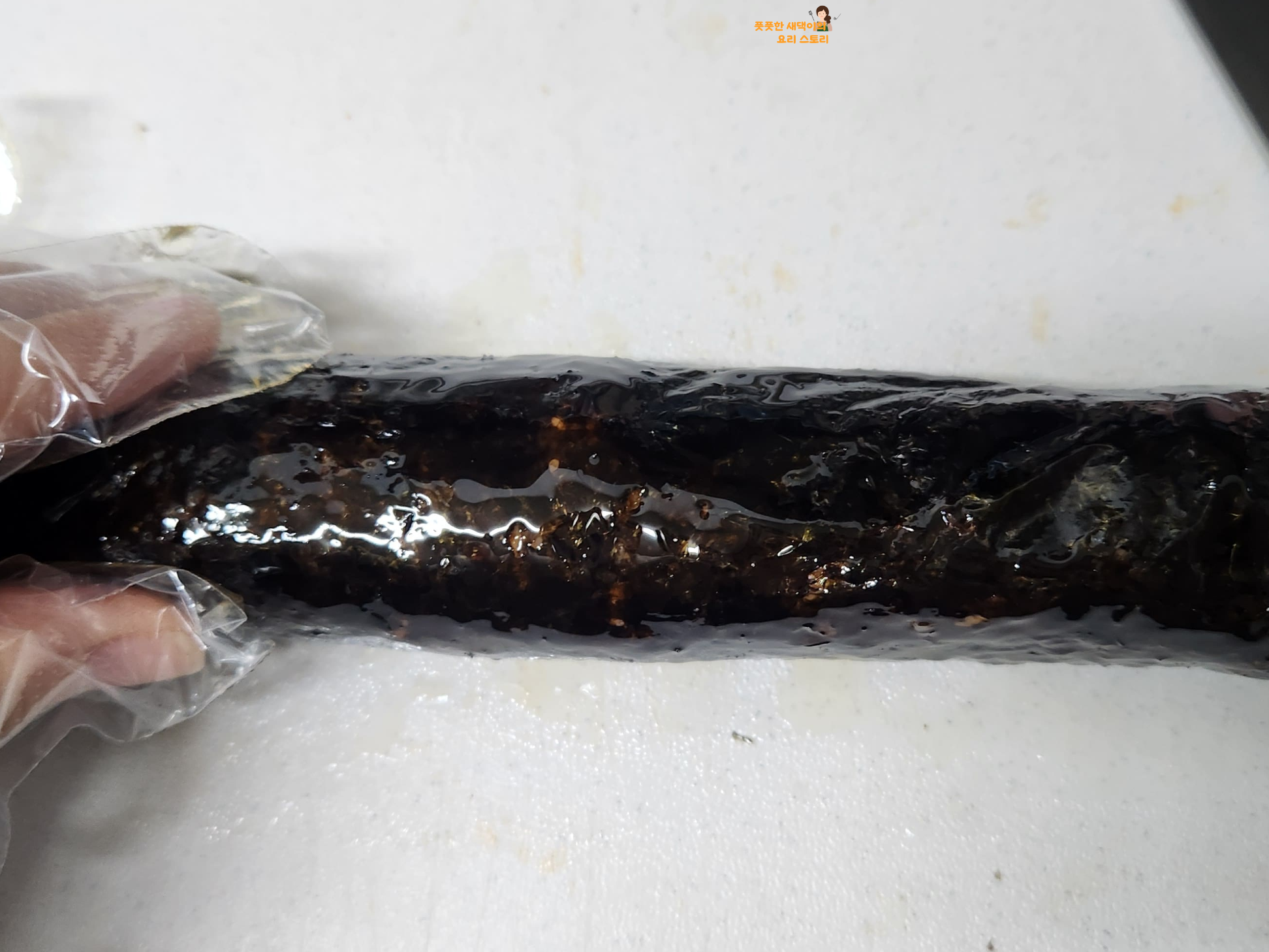 김밥 위에 참기름 발라주기