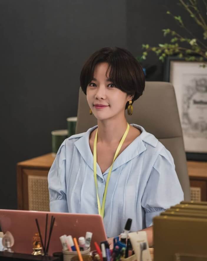 의자에앉아있는-단발머리여성의모습