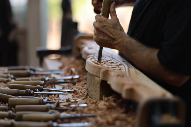 조각끌로 목재에 조각하는 사진