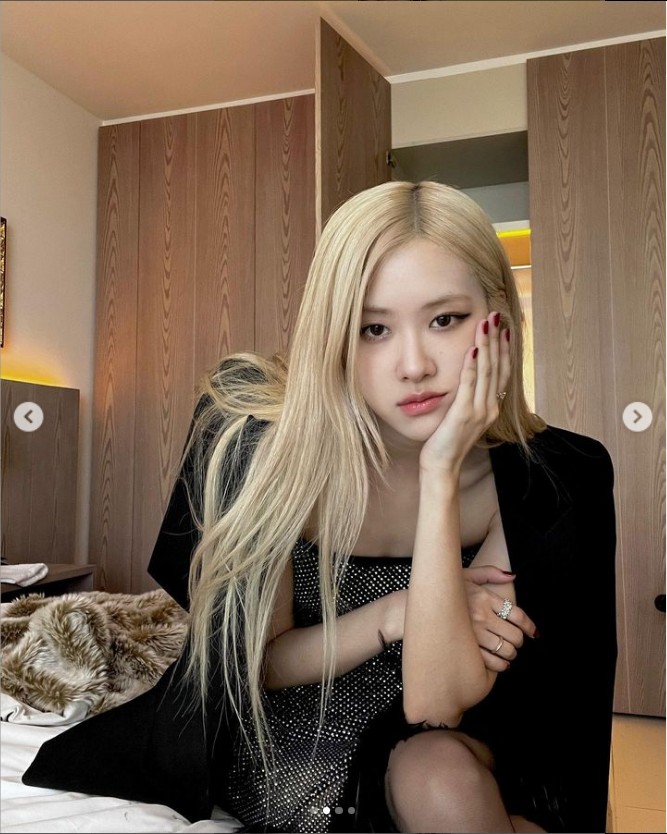 로제가-턱괴고있는-사진