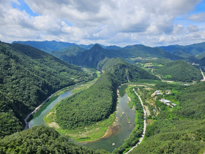 병방치 스카이워크 전망대에서 바라 본 한반도 모양의 밤섬과 동강 물줄기