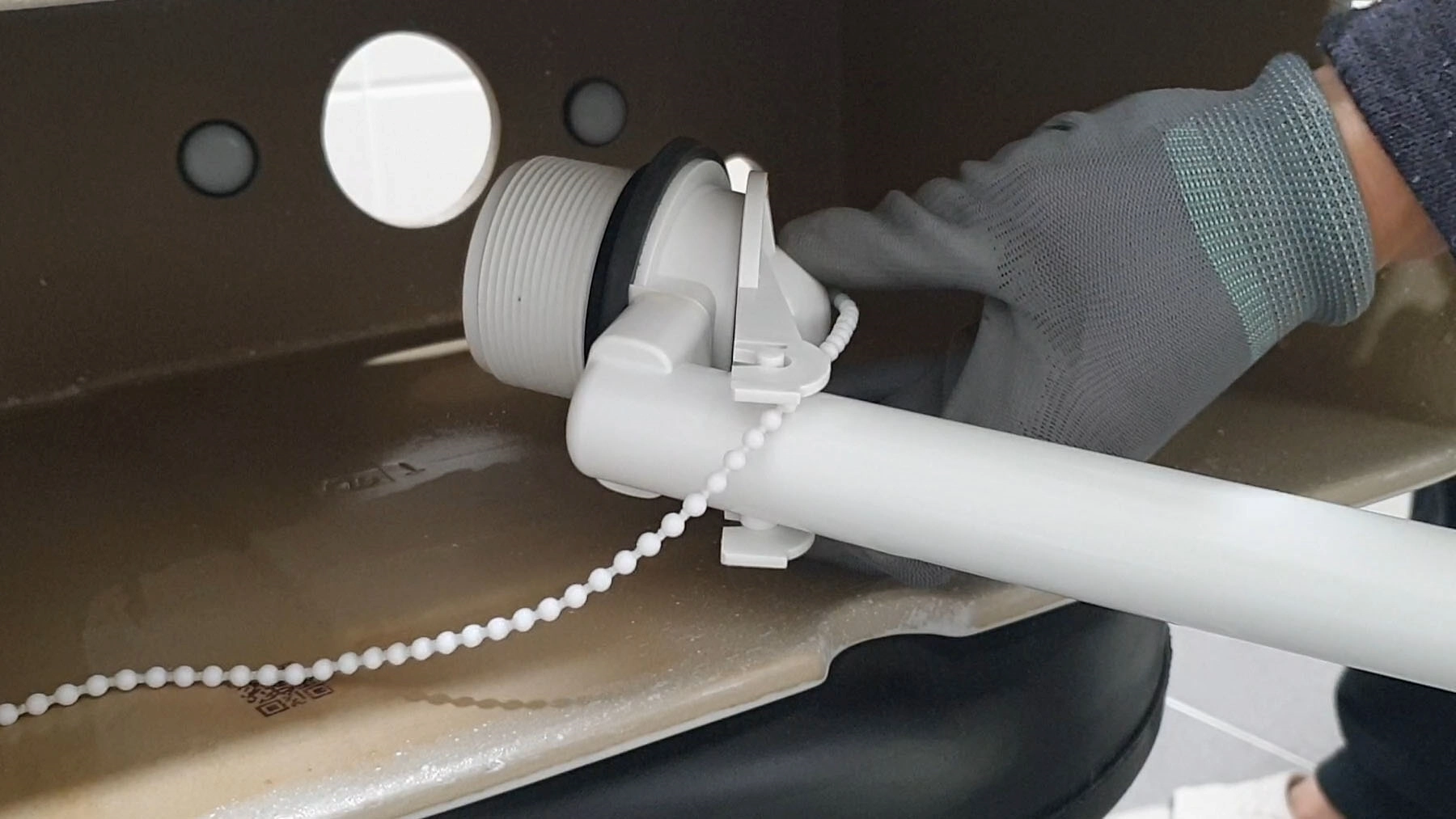 양변기 장치 떼는 모습