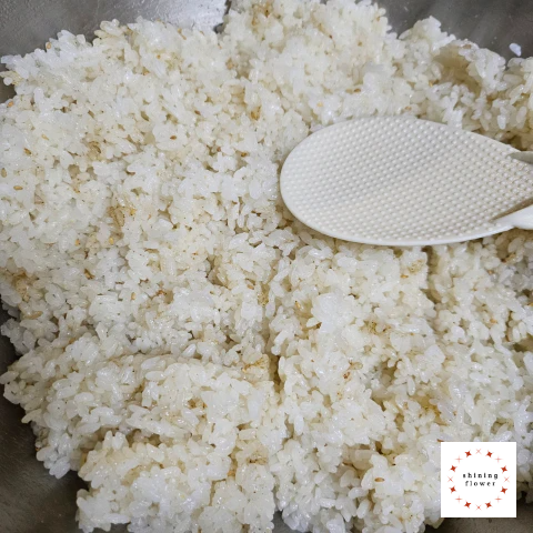 밥에 참기름,통깨,야채소금,소금 넣어서 섞은 것