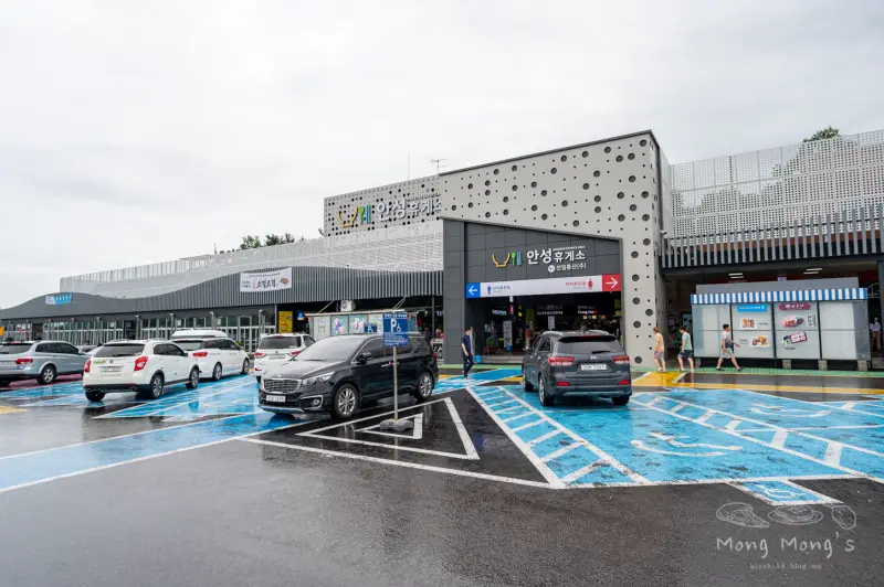 차량이-주차되어-있는-안성휴게소