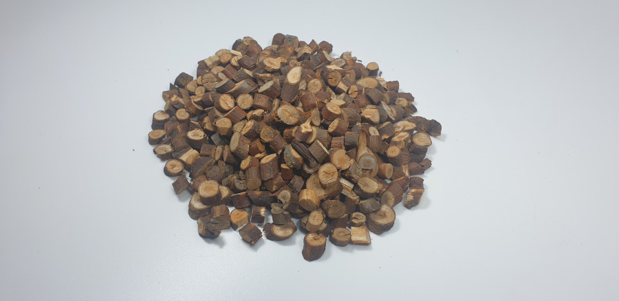 야생에서 채취를 한 계수나무의 줄기를 잘 세척한 후에 편으로 잘게 썰어 놓은 것을 하얀 바닥 위에 수북하게 쌓아두고 찍은 사진