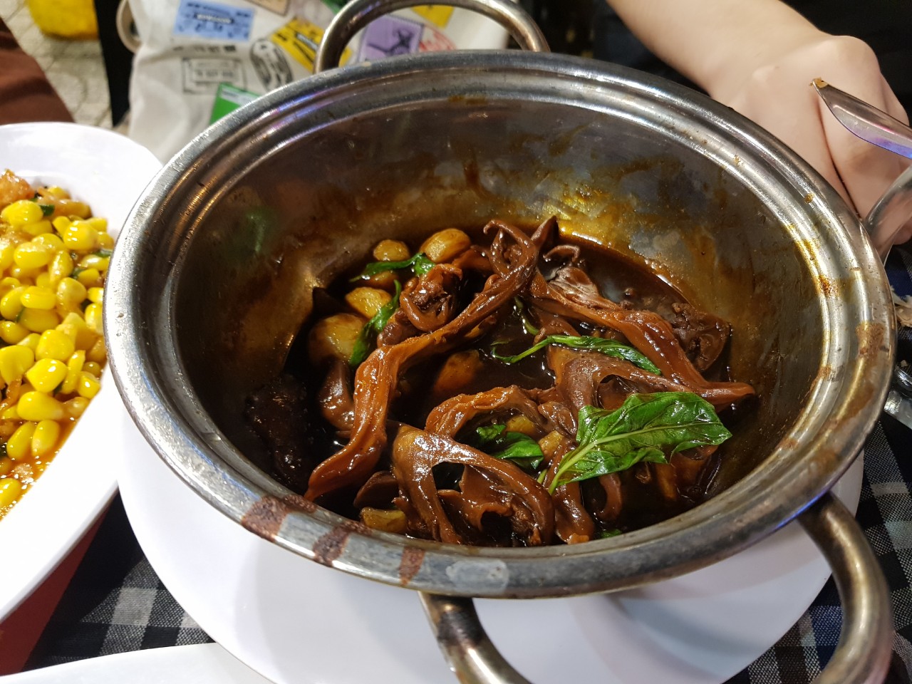 호치민 5군 로컬 술집 Oc Ngon 109 - Luoi Vit Sapo(오리 혀 요리)