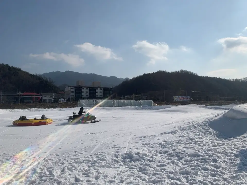 기족-눈썰매-타는-흰눈위-사람들