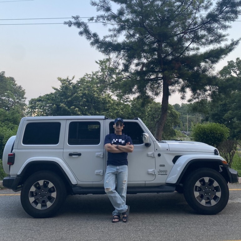 데일리룩(오뭘입)_NY볼캡&#44; 레이벤 보잉 선글라스&#44; 알디씨 반팔 티셔츠&#44; 오더플리즈 와이드 연청 데님 데미지진&#44; 버켄스탁 슬리퍼&#44; 데일리코디&#44; 랭글러 오버랜드&#44; ootd