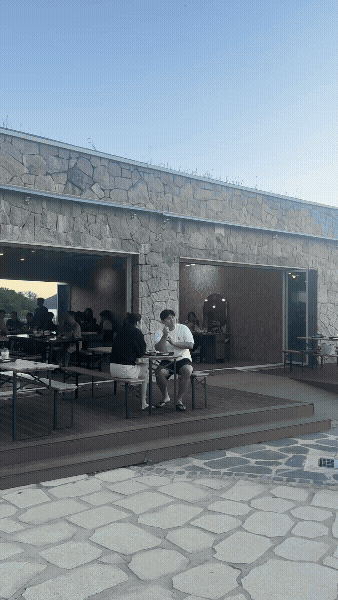 봉주르 팔당 1층 야외 좌석 전경, 석조 외벽과 테라스 분위기