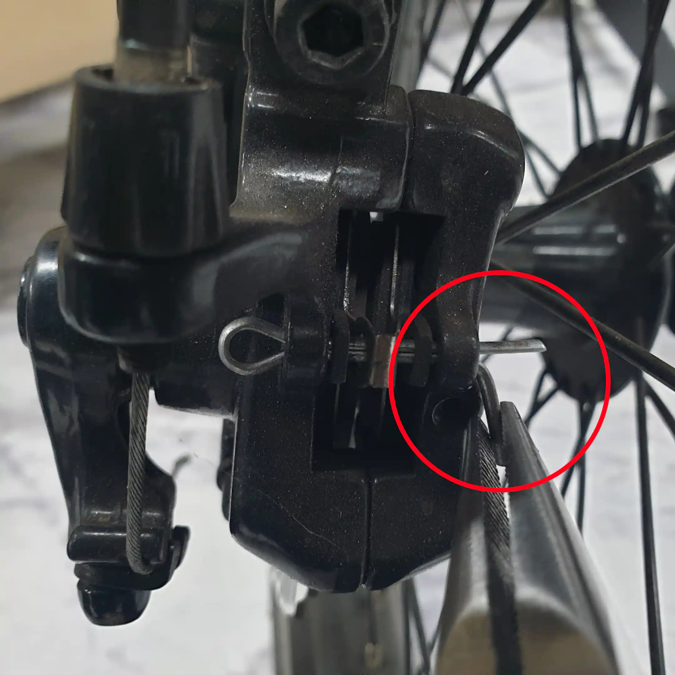 브레이크 패드 고정핀 펴기