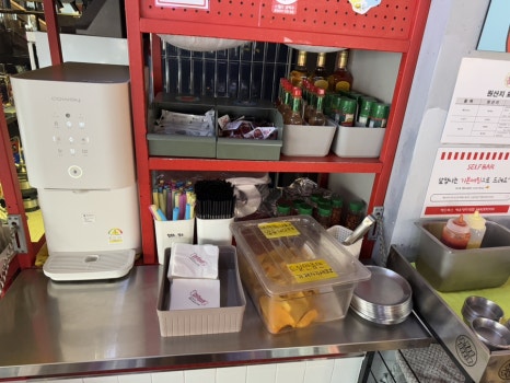소스와 식기가 준비된 피자 맛집 셀프바 모습