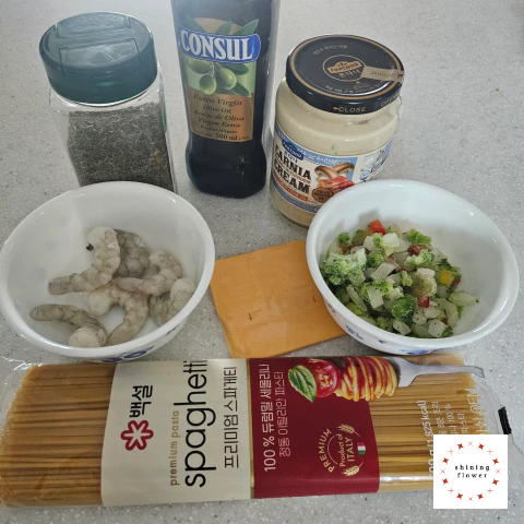 크림파스타 재료-파슬리후레이크-올리브유-크림파스타 완제소스-새우살-야채들-체다치즈-파스타면