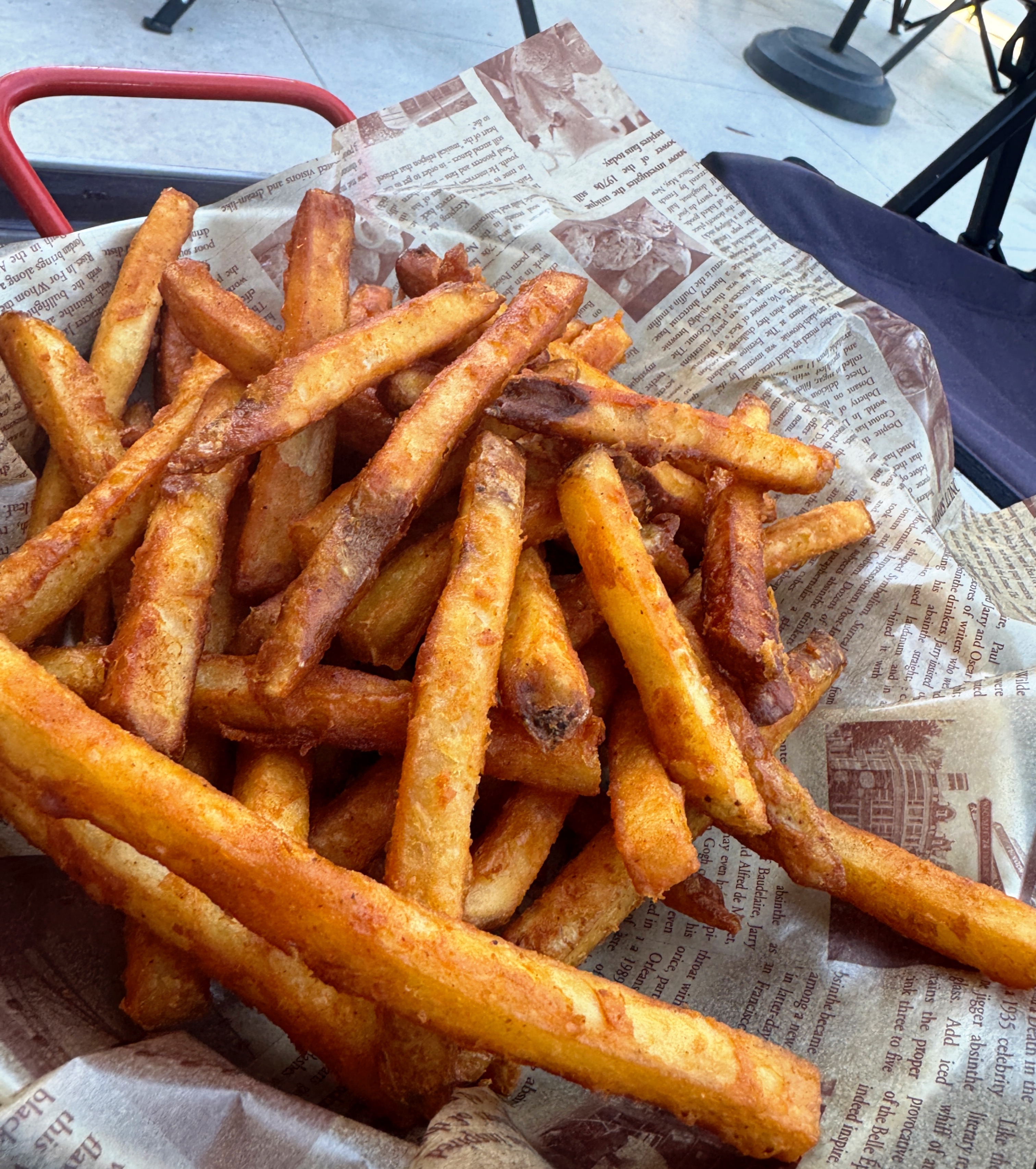 피맥플레이스 팔당점 감자튀김. 두툼하고 바삭한 케이준 감자튀김이 종이 트레이에 담겨 있다.