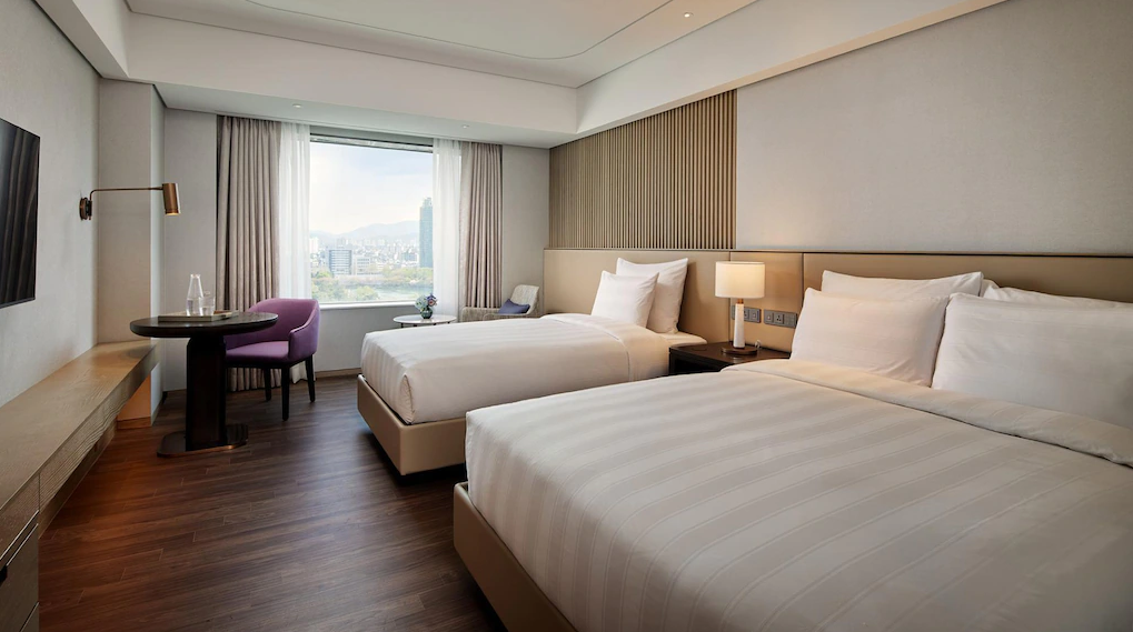 롯데월드 근처 호텔 숙소, 잠실 롯데호텔 월드 프로모션, 자유이용권 2매 + 무료 업글 266,900원 (~10.13)