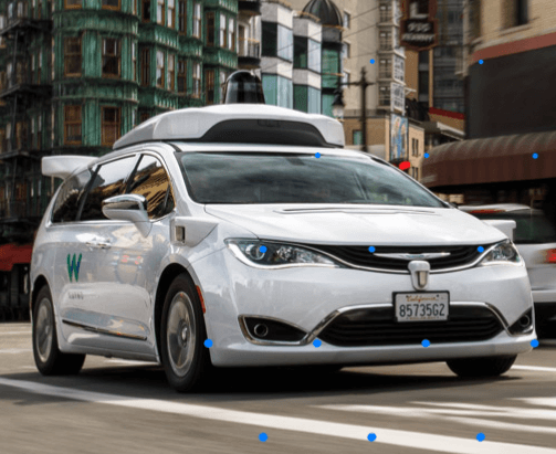 웨이모의-자율주행차가-도로위-주행하는-모습