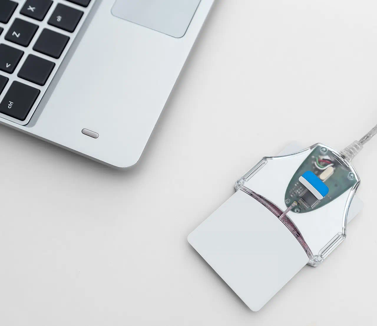 컴퓨터로 출려하고 대기하는 모습