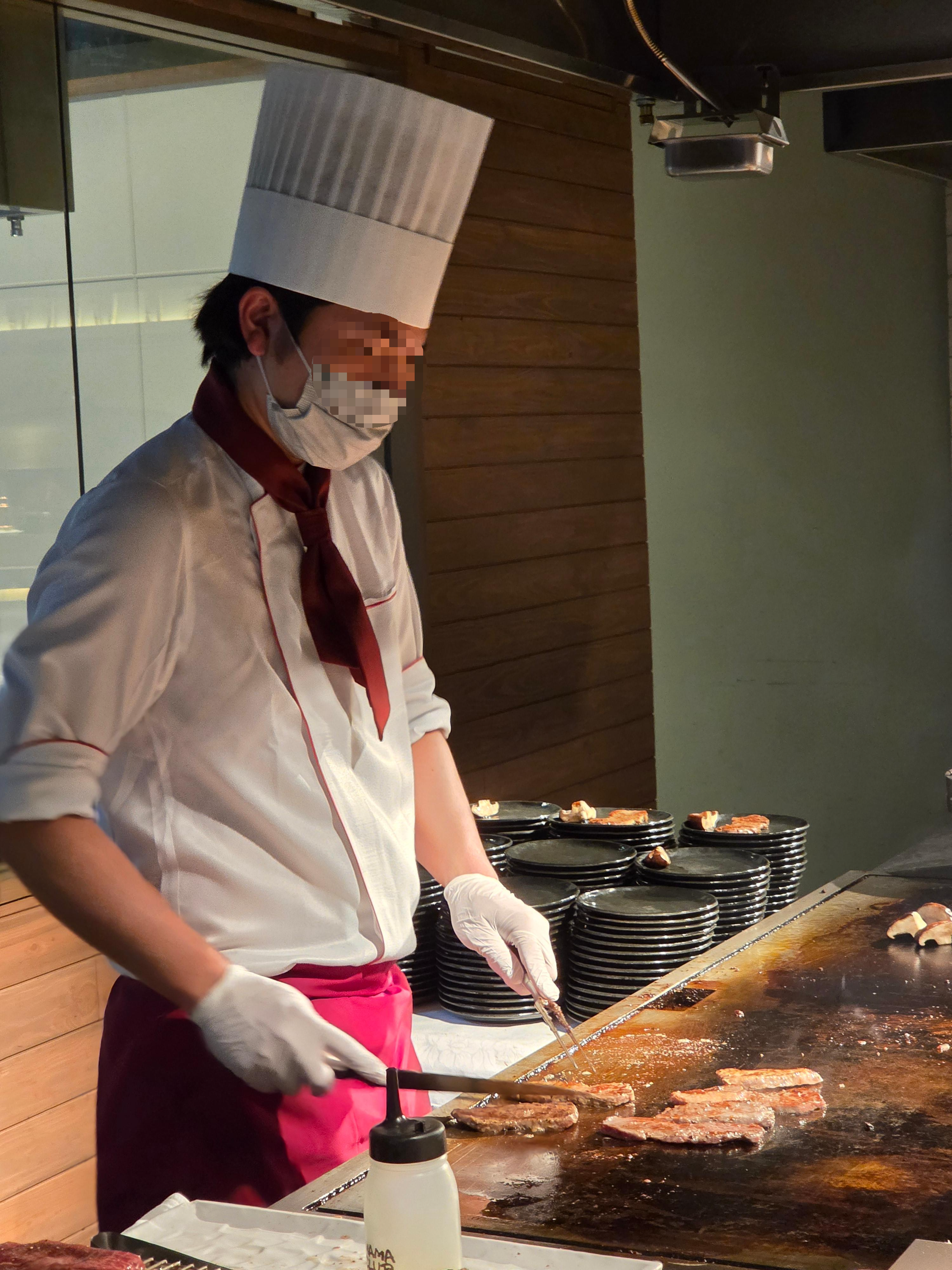 니니누푸리 스테이크 라이브 코너, 철판에서 갓 구워지는 스테이크 모습