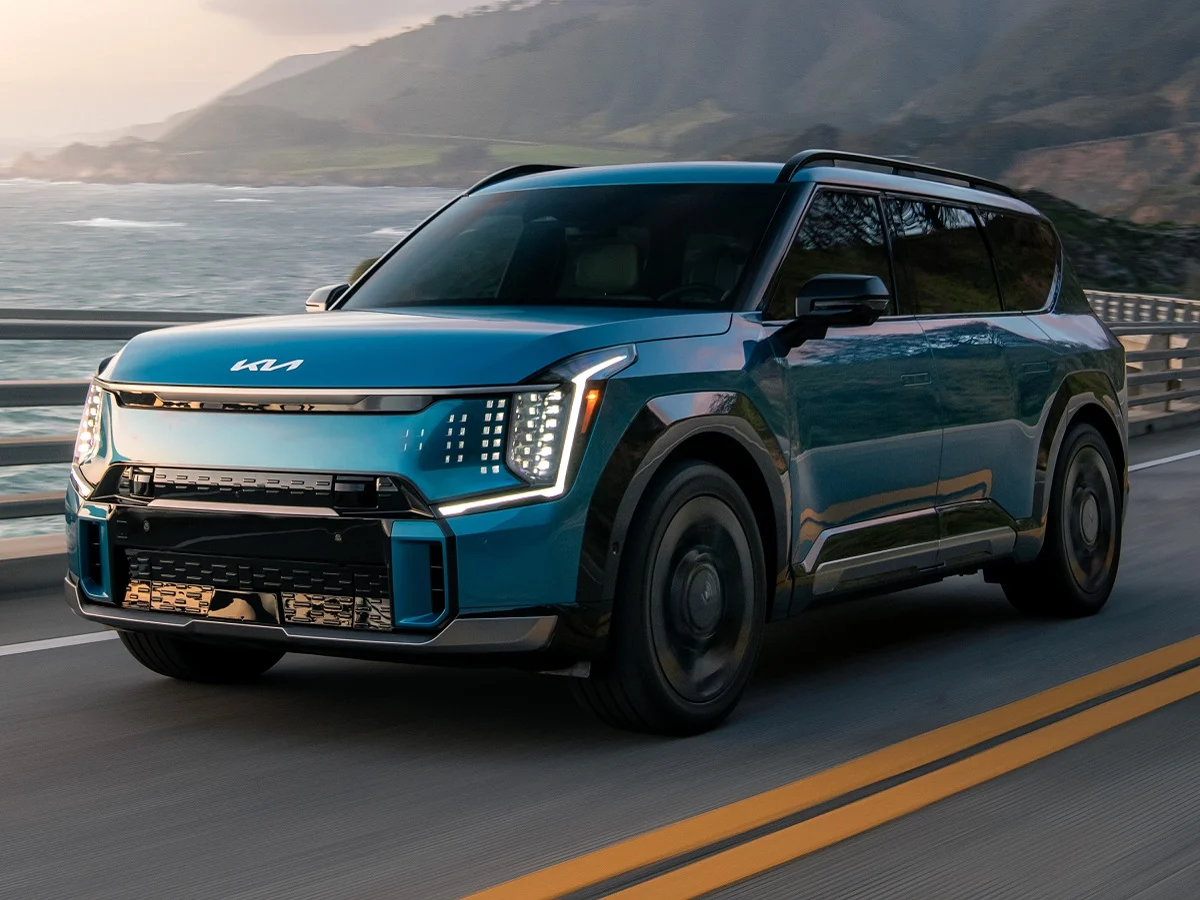 기아가 야심차게 선보인 플래그십 전기 SUV &#39;EV9&#39;이 출시 초반부터 각종 이슈에 시달리며 고전하고 있다.
