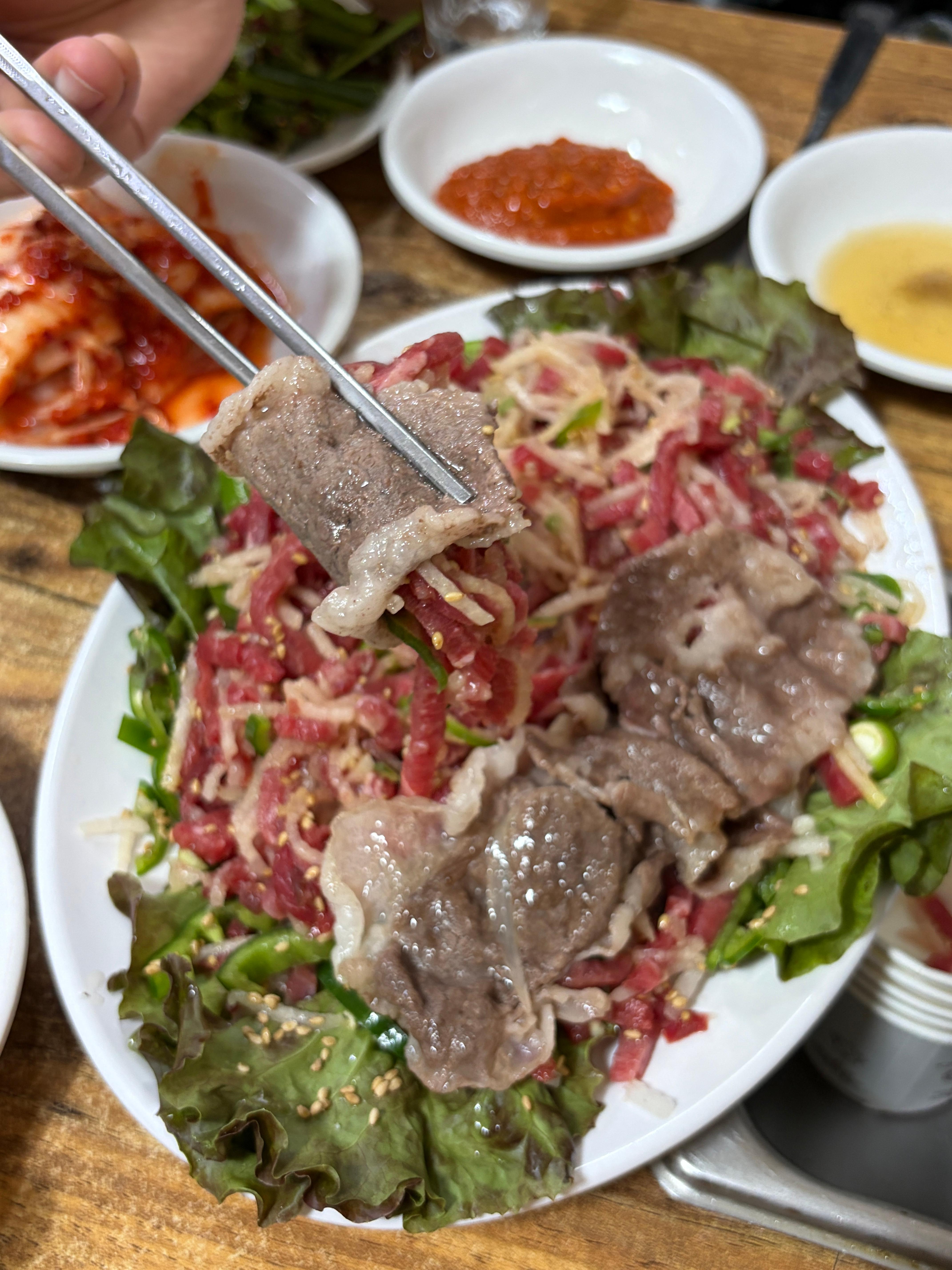 서울 종로 맛집 백제정육점, 차돌로 싸먹는 육회 한쌈
